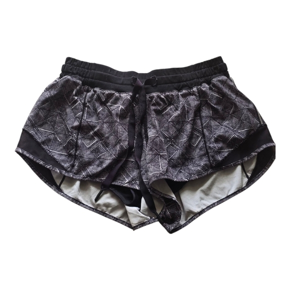 lululemon athletica Pants - Lululemon Hotty Hot Shorts Sz 6 Drawstring Geometric Dot Black Lined 2.5"
